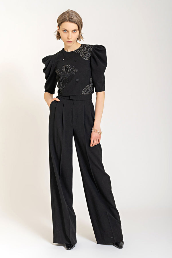 Short top with putti applications