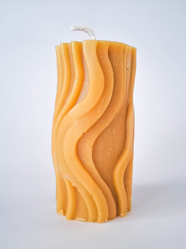 Sveča z valovi srednja