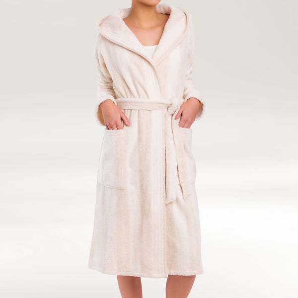 Ženski kopalni plašč Divas (bombaž) iz 100 % bombažnega frotirja ima kapuco, dva žepa, pas. Trpežen in udoben, vpojen in se hitro suši.