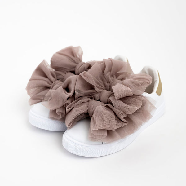 Sneakers con tre fiocchi in tulle