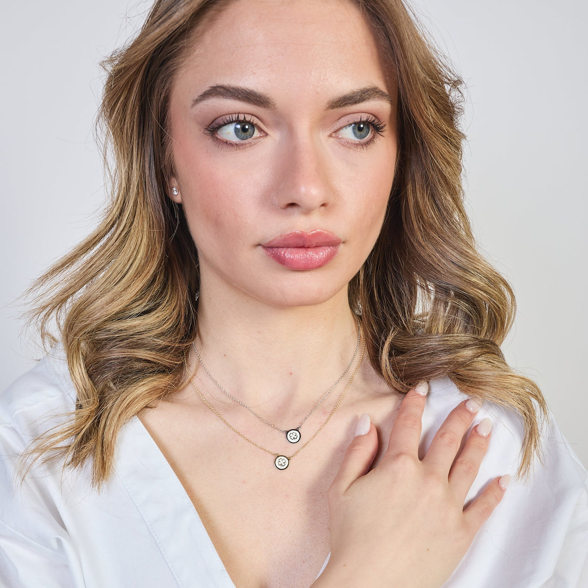 Gold-plated silver necklace with central disc and four-leaf clover