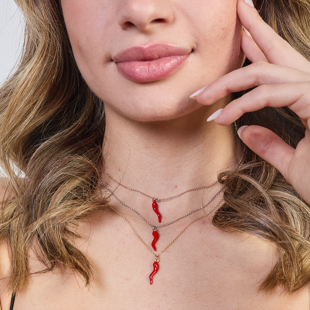 Rhodium-plated silver necklace with enameled horn pendant