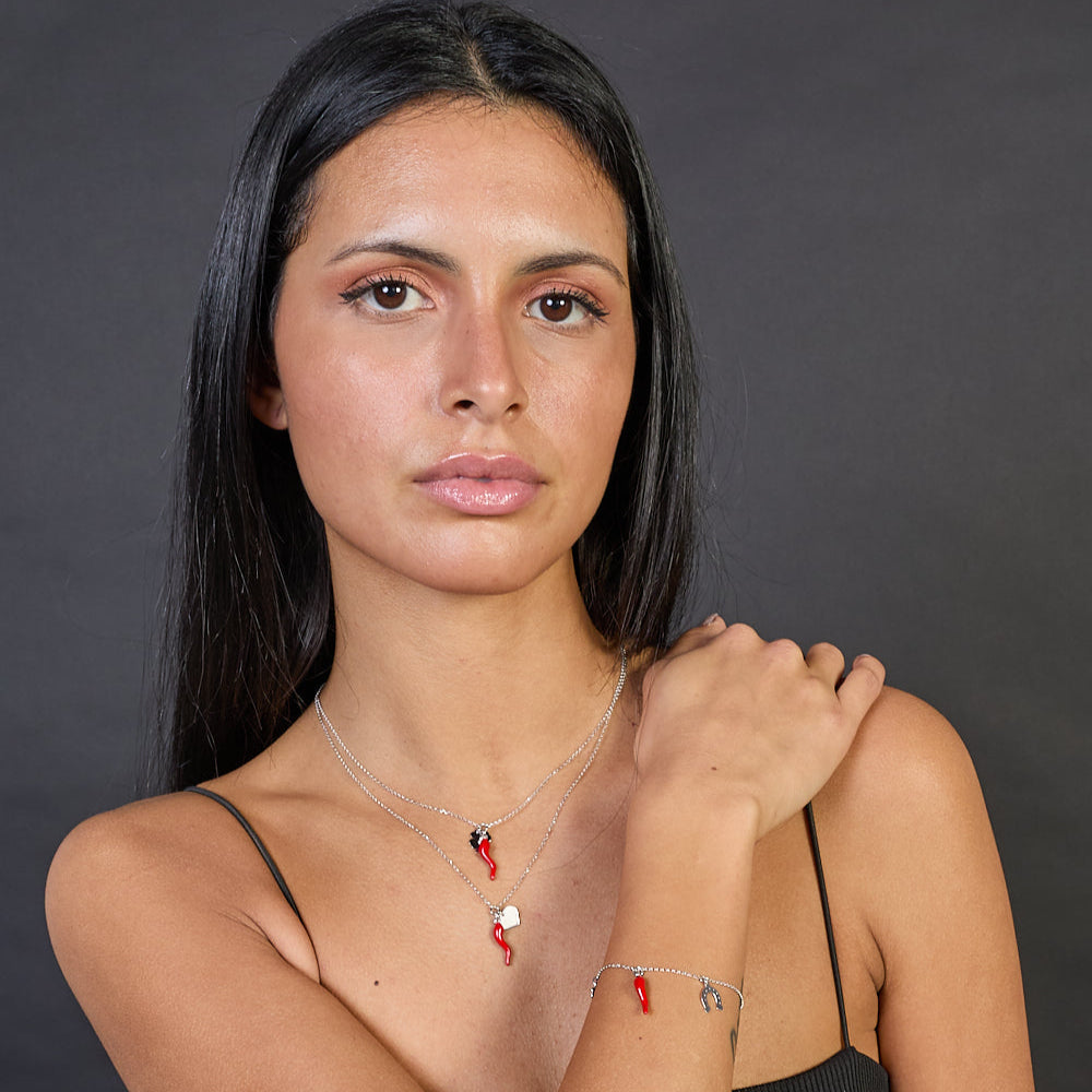 Bracciale argento rodiato con corno smaltato, quadrifoglio e ferro di cavallo pendenti