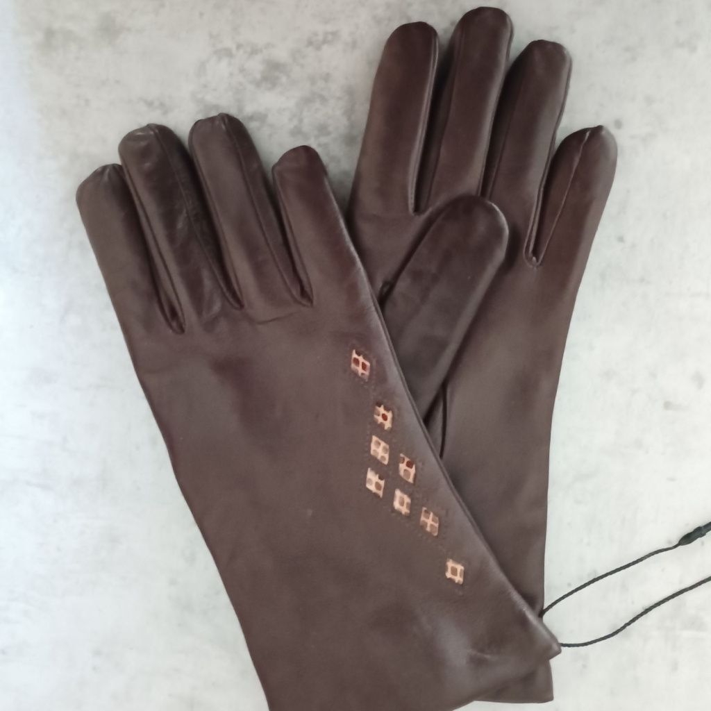 Women's Gloves with Snake Decoration