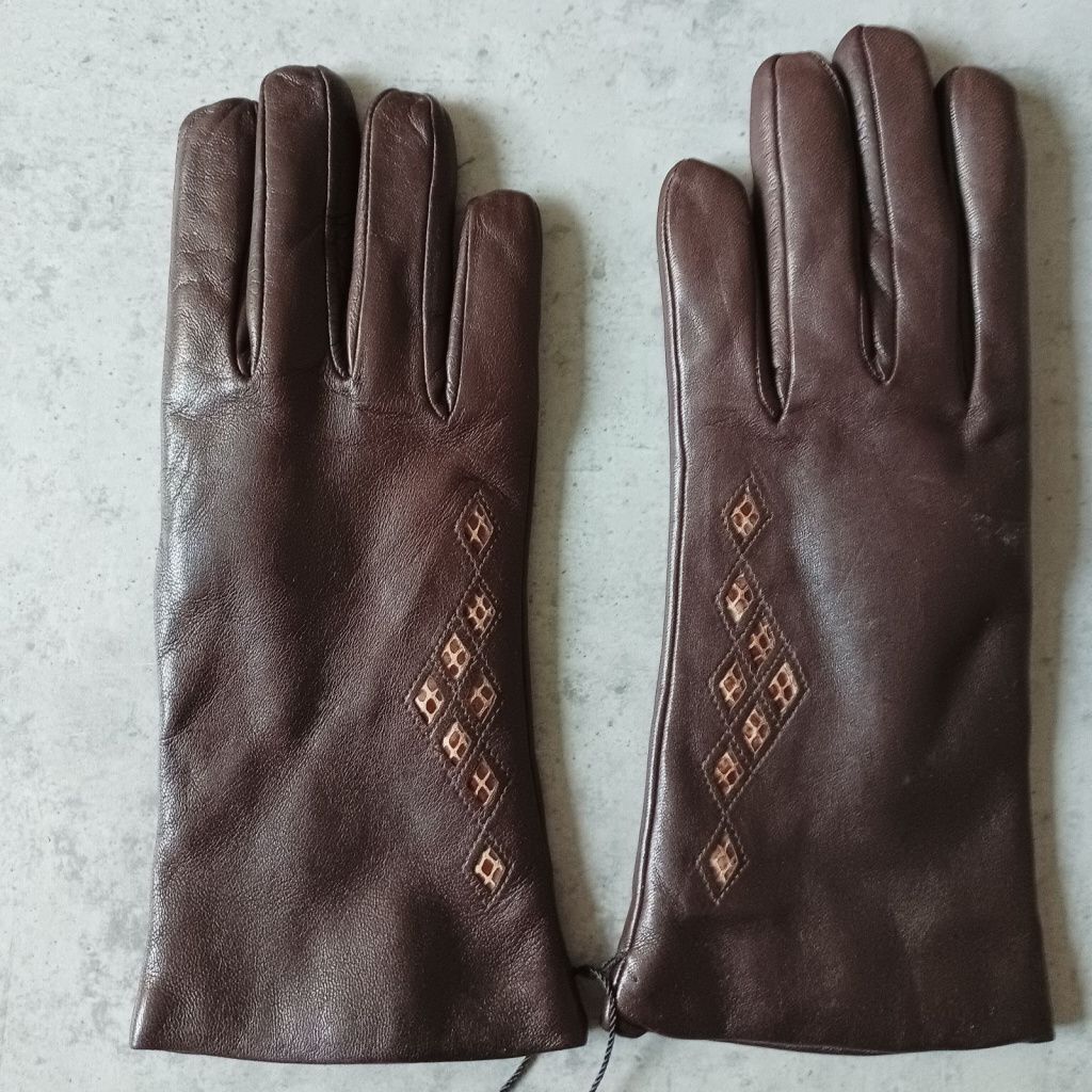 Women's Gloves with Snake Decoration