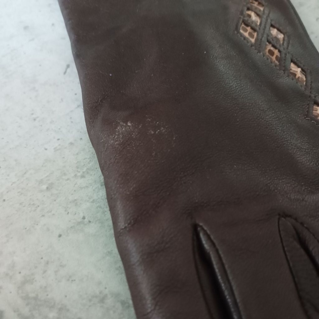 Women's Gloves with Snake Decoration