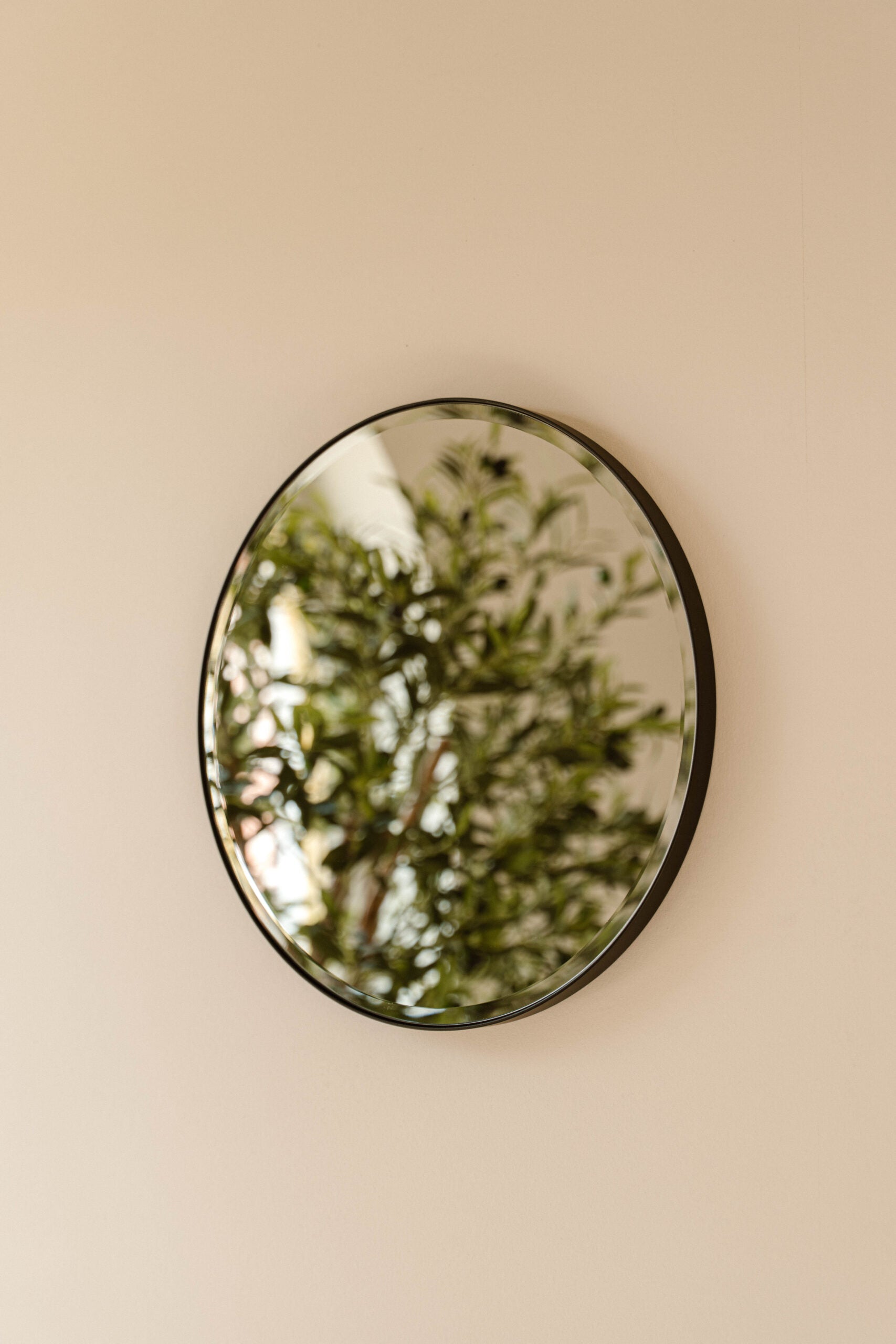 Indore Home - Round Wall Mirror Black – Mirror with Faceted Edge – 40 cm