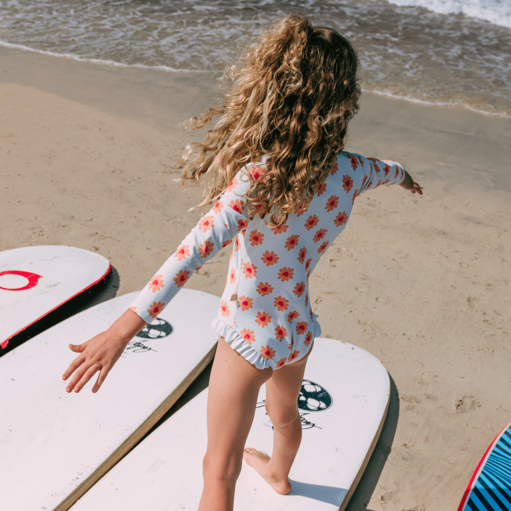 costume-intero-bambina-con-mani-lunghe-fiori-cuori-4