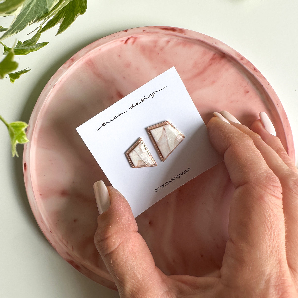 Asymetrické. Limitovaná edice | Náušnice s kamínky Marble Rosegold