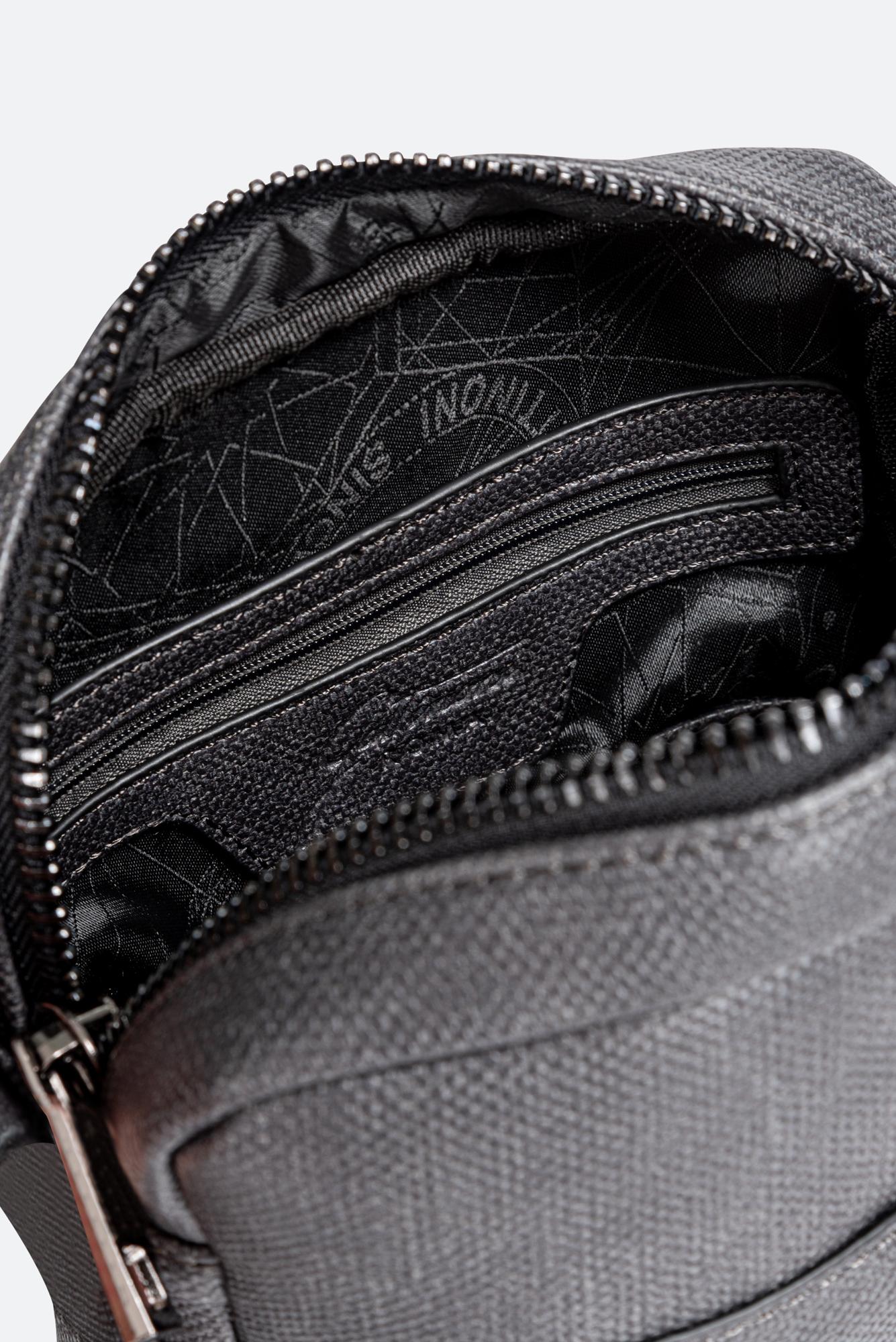 Grote Schoudertas Tristan Textuur met Gegraveerd Logo in Grijs