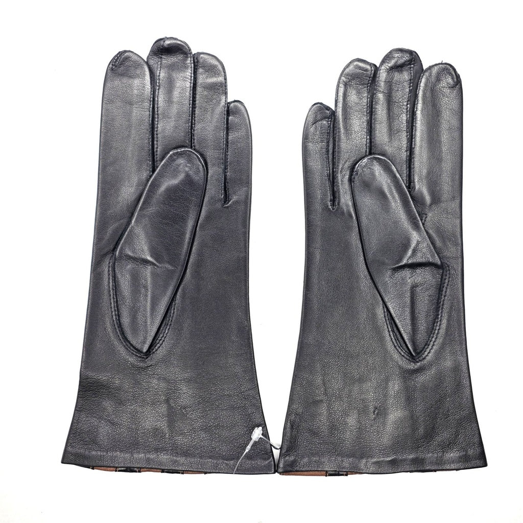 Elegant gloves with decorative flared edge