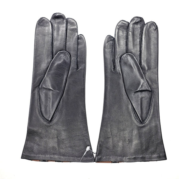Elegant gloves with decorative flared edge