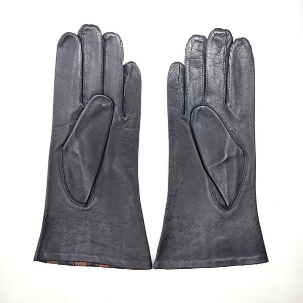 Elegant gloves with decorative flared edge