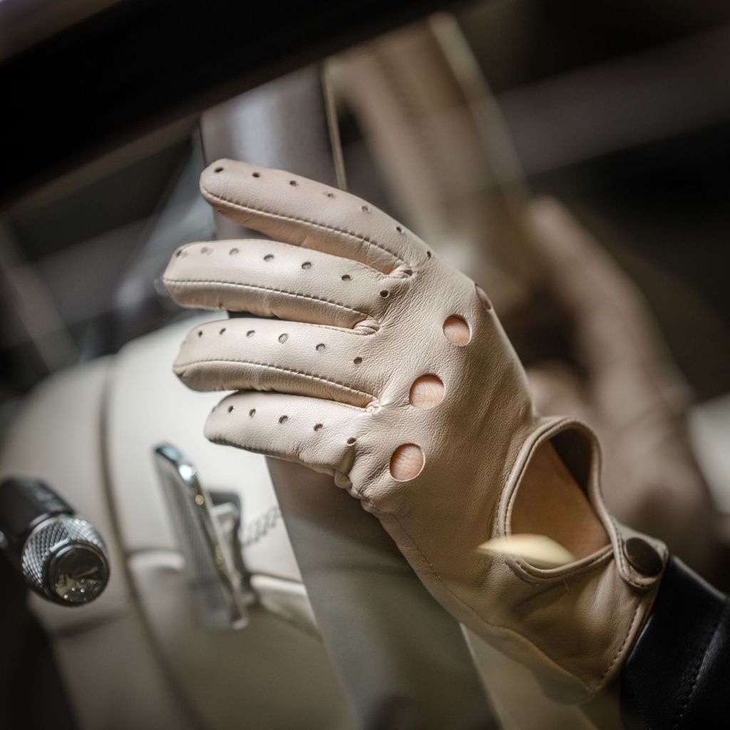 Women's Elegant Leather Driving Gloves for City Use
