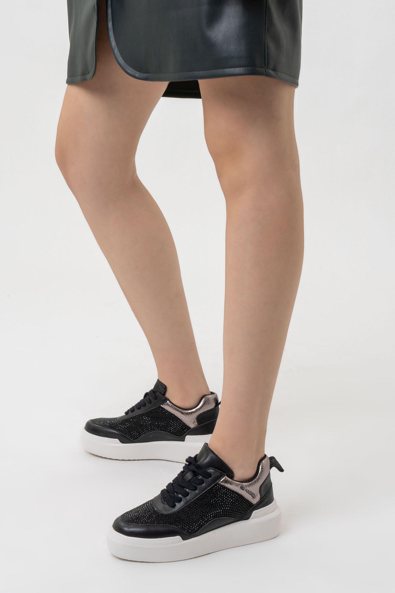 Leon sneaker in microfiber and synthetic leather black color