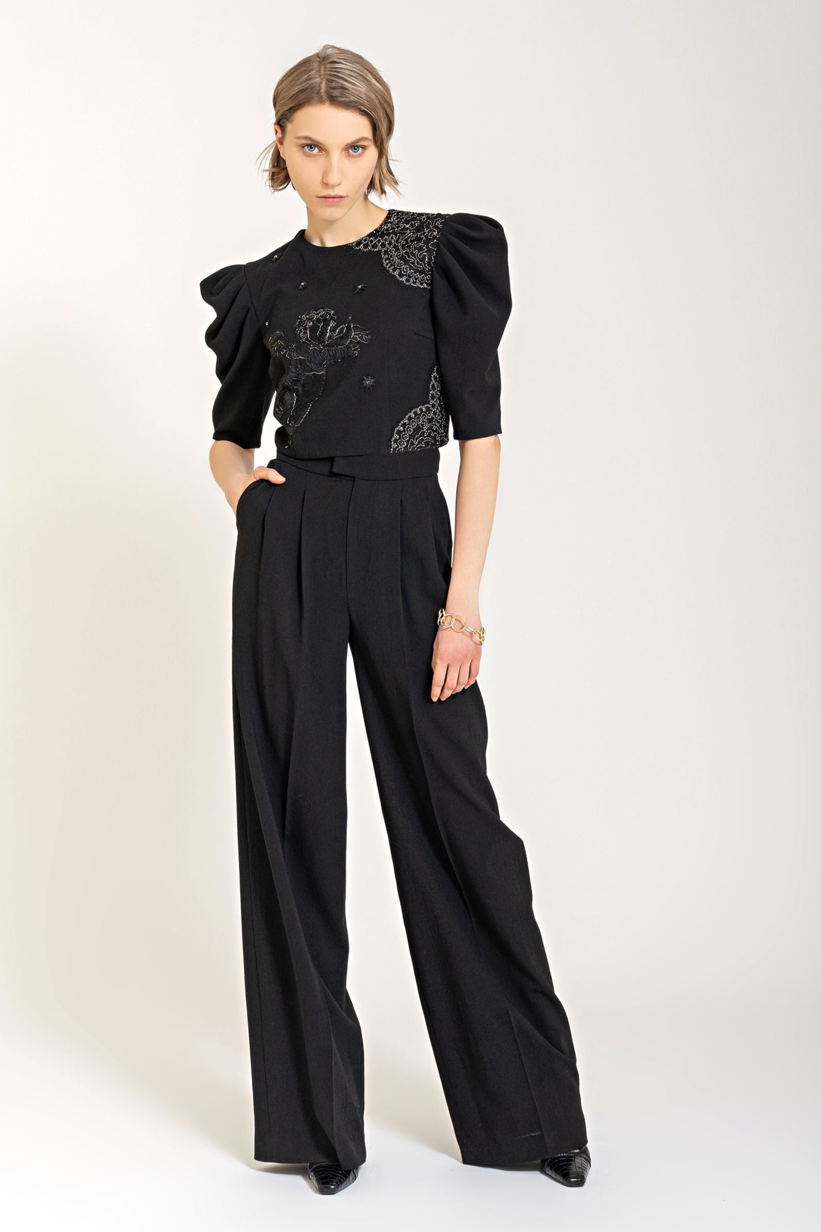 Haut court avec applications de putti