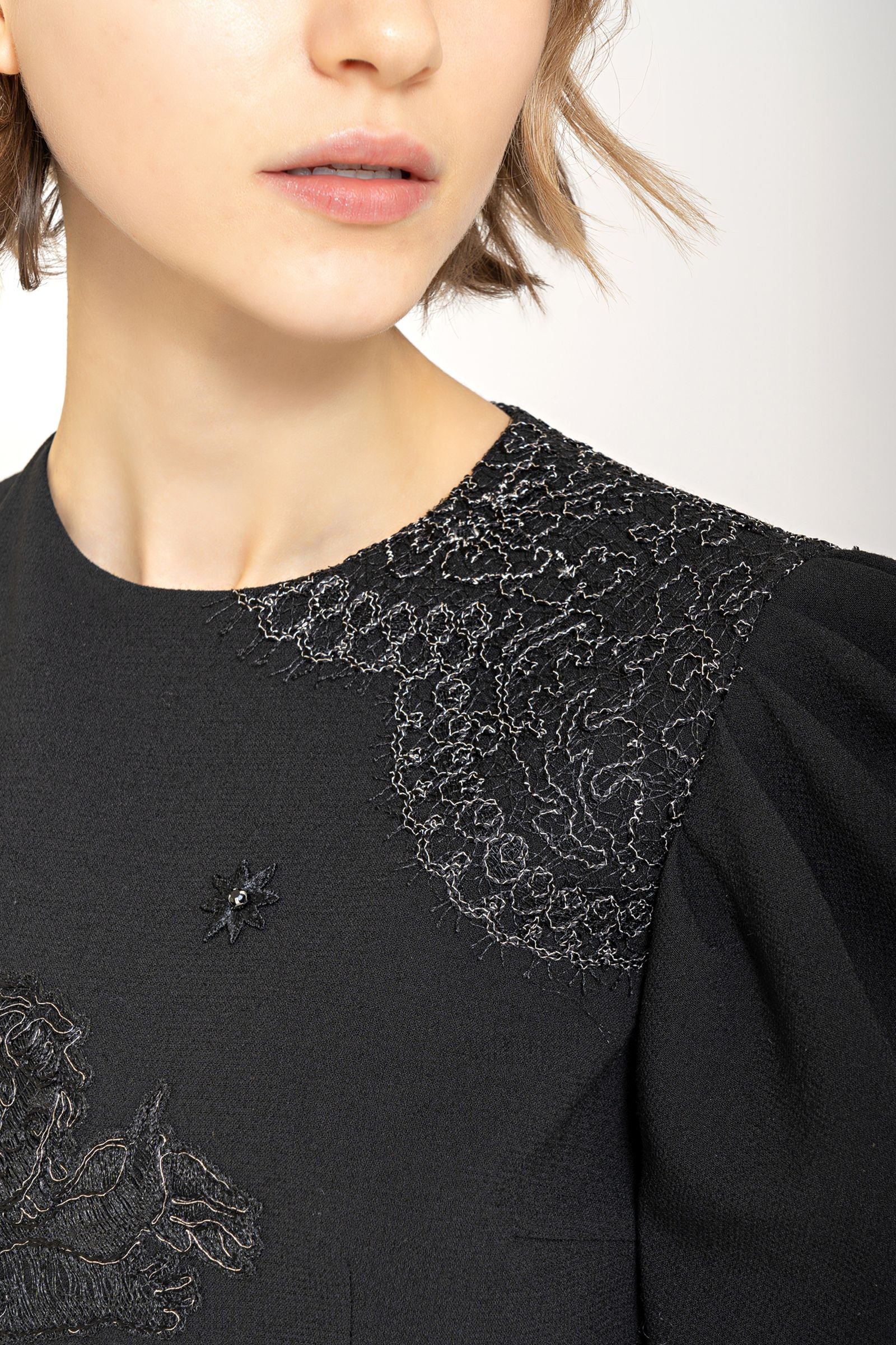 Haut court avec applications de putti