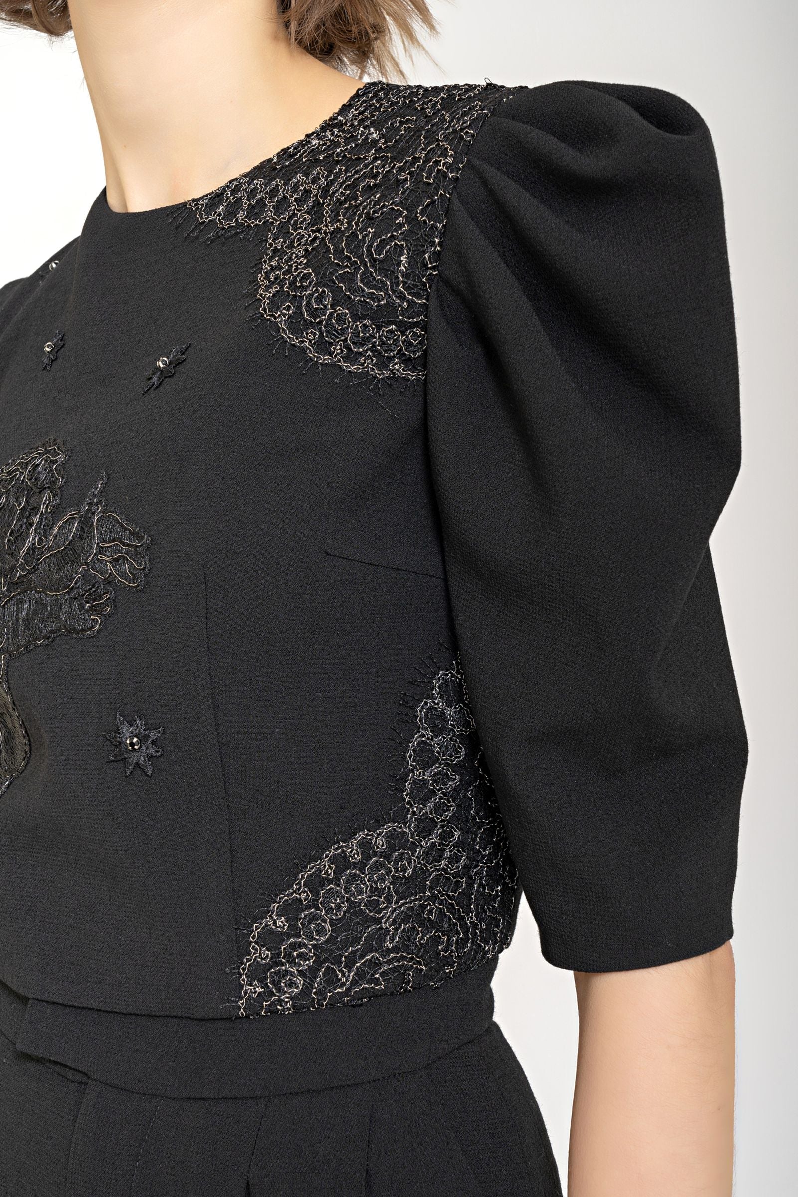 Haut court avec applications de putti