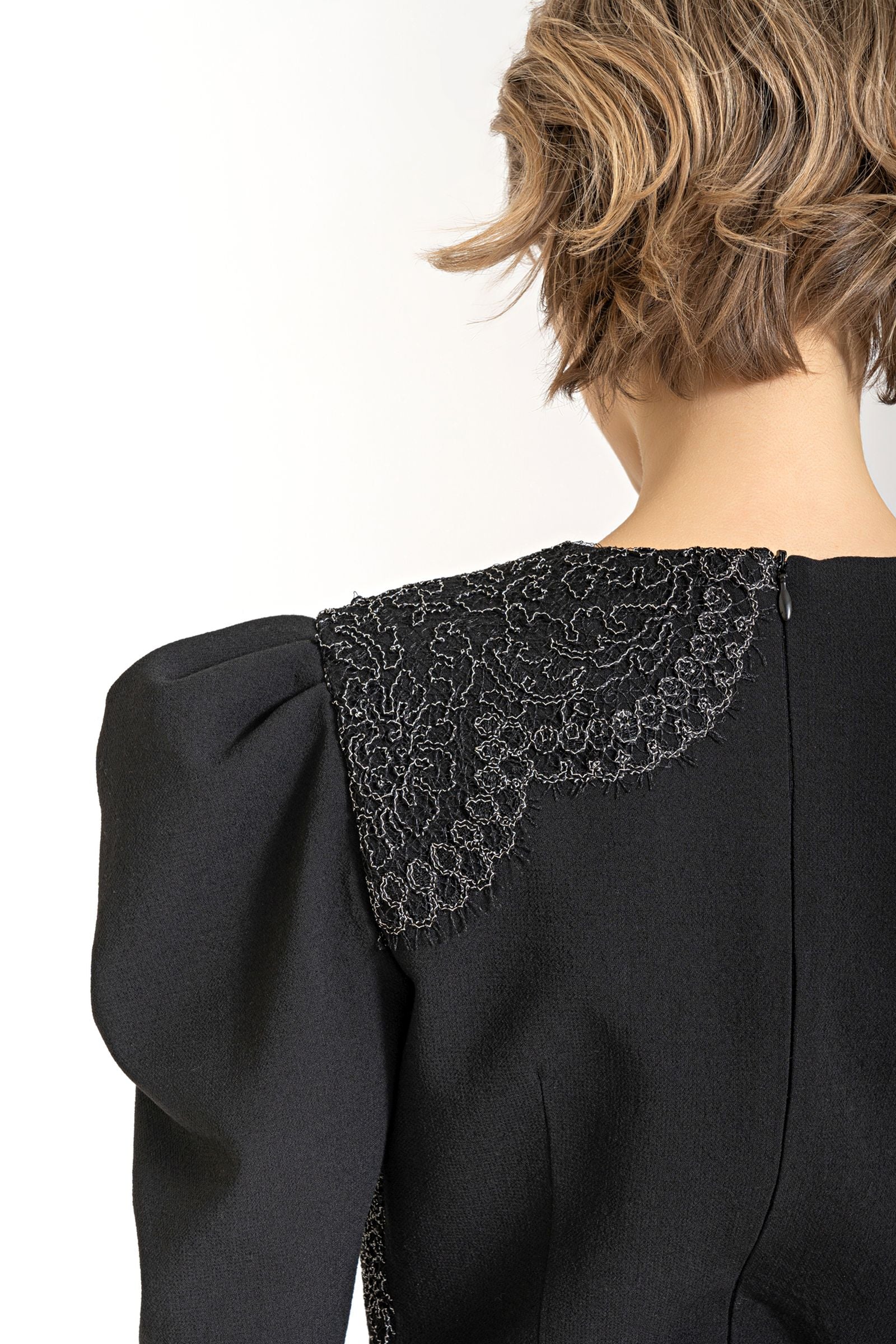 Short top with putti applications
