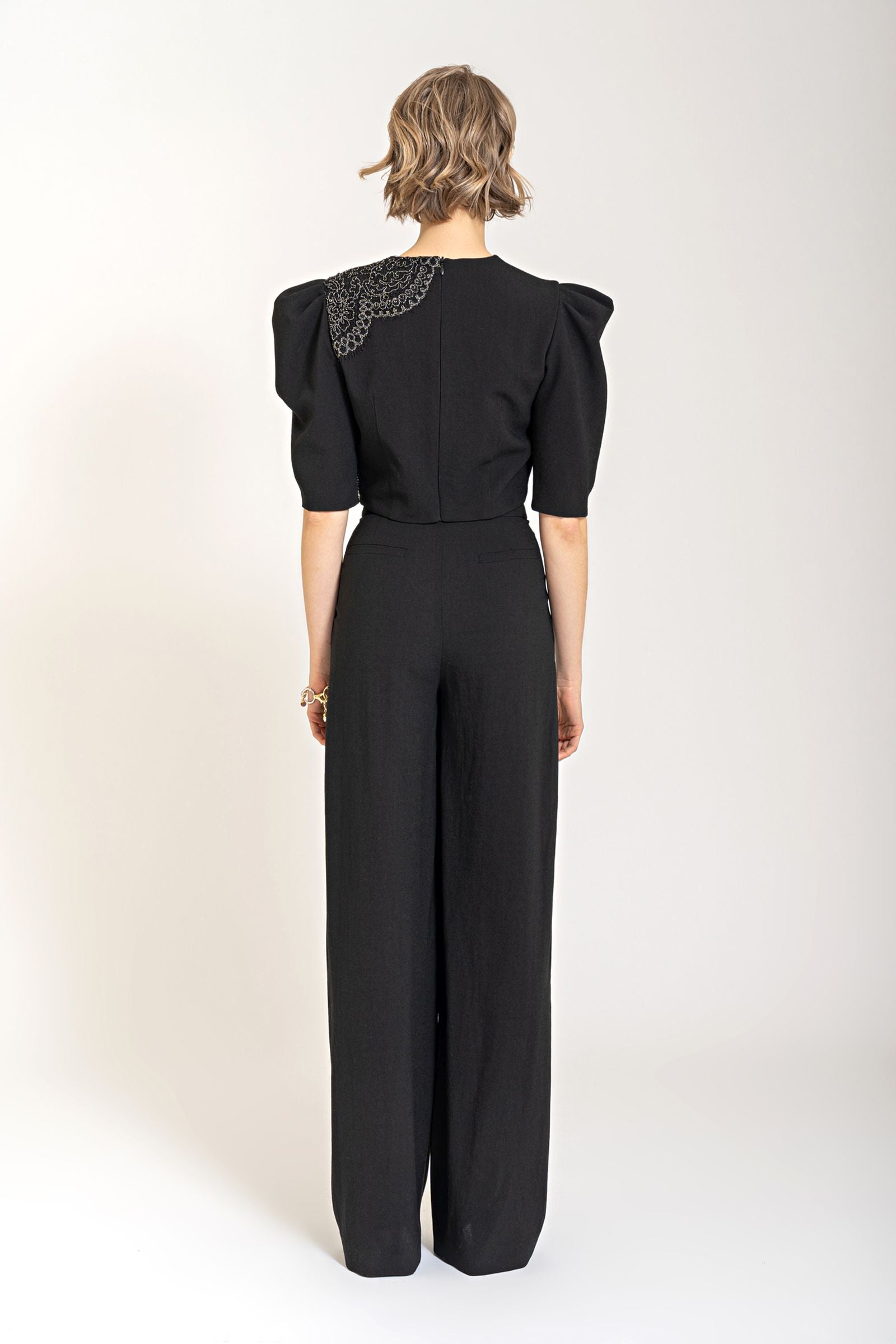 Short top with putti applications