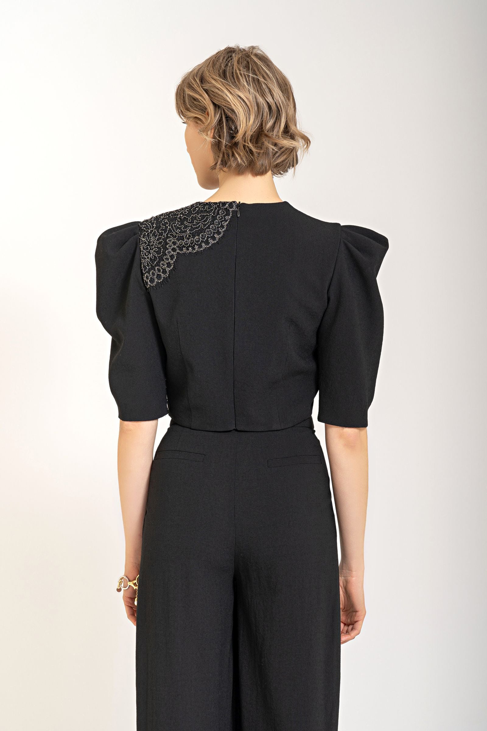 Short top with putti applications