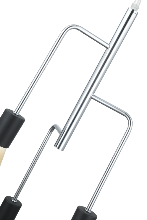 De Chericoni Retro Hanglamp met drie lichtpunten. De lamp heeft een combinatie van chromen en zwarte elementen en een retro design.