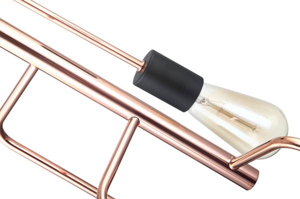 Deze opvallende hanglamp combineert een modern en robuust design met een koperen afwerking en stijlvolle zwarte accenten.