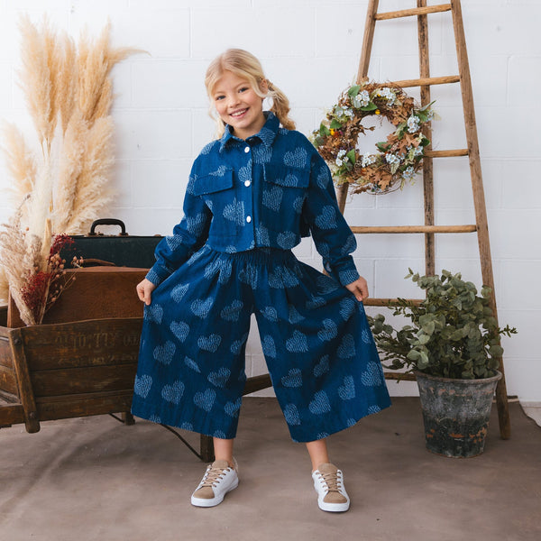 JEANS DE PIERNA ANCHA CON CORAZONES