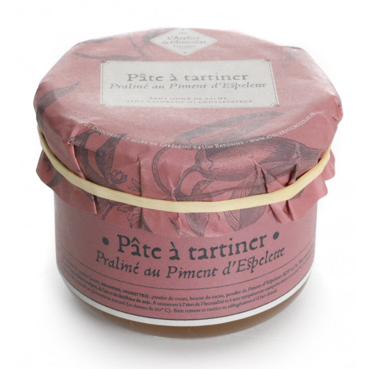 Metalen Doos Vervuld met Baskische Traditie Kersenpeper Chocolade