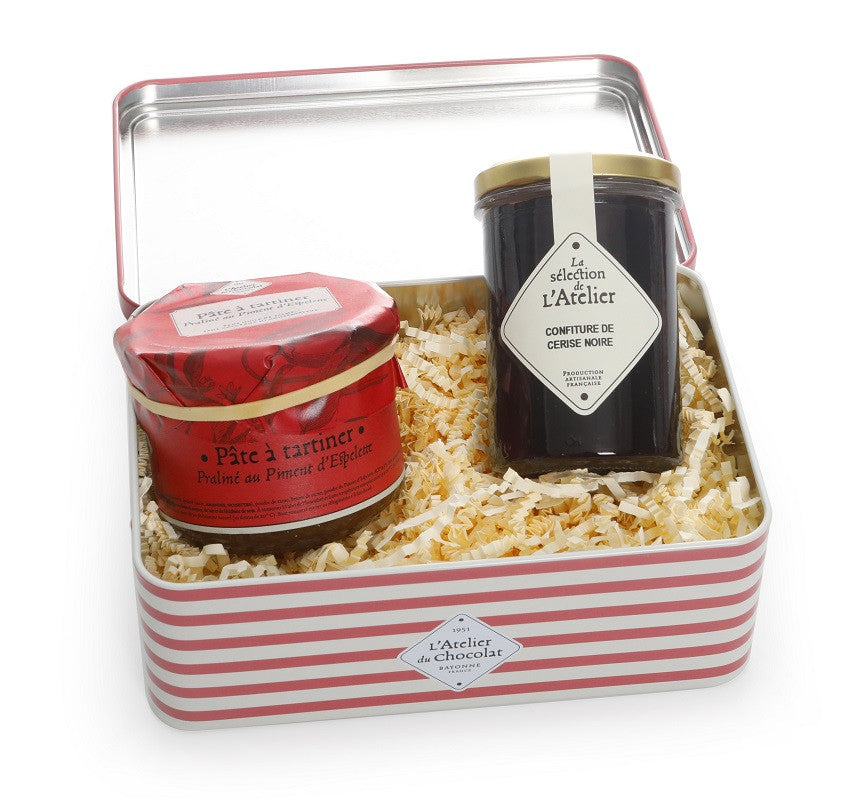 Metalen Doos Vervuld met Baskische Traditie Kersenpeper Chocolade