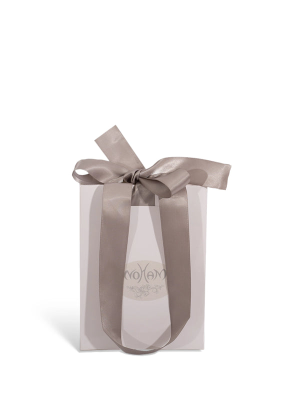 Pequeña bolsa blanca con cinta plateada