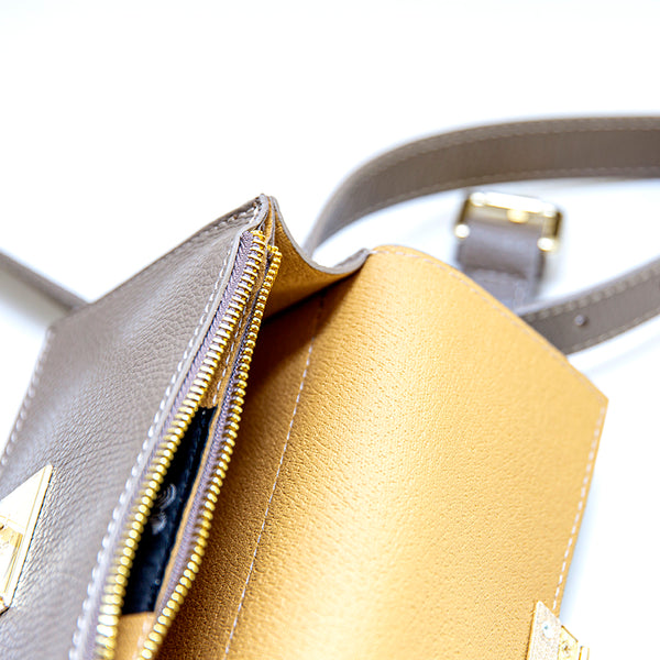 CAROL - marsupio taupe con chiusura oro