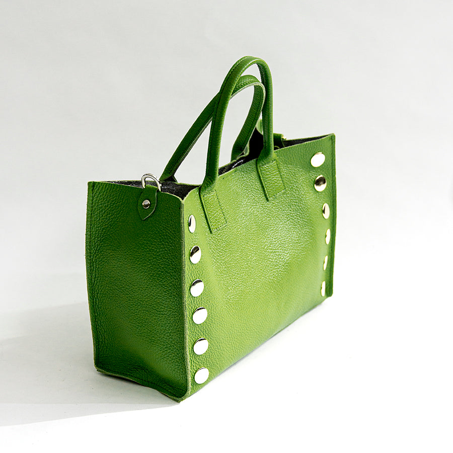 SAM - Shopping con borchie in pelle verde aloe