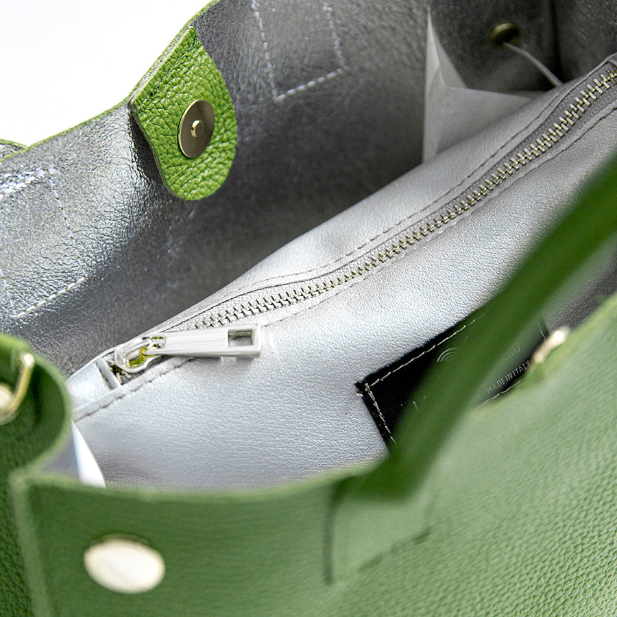 SAM - Borsa con borchie in pelle aloe verde