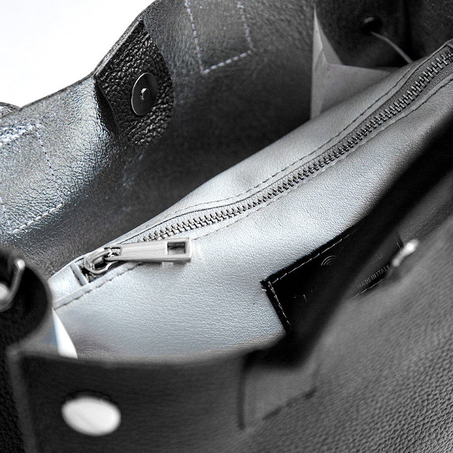 SAM IT - Shopping con Borchie in Pelle Nera