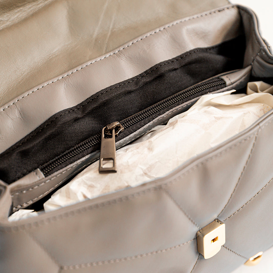 MUSA - borsa in pelle nappa trapuntata con borchie taupe