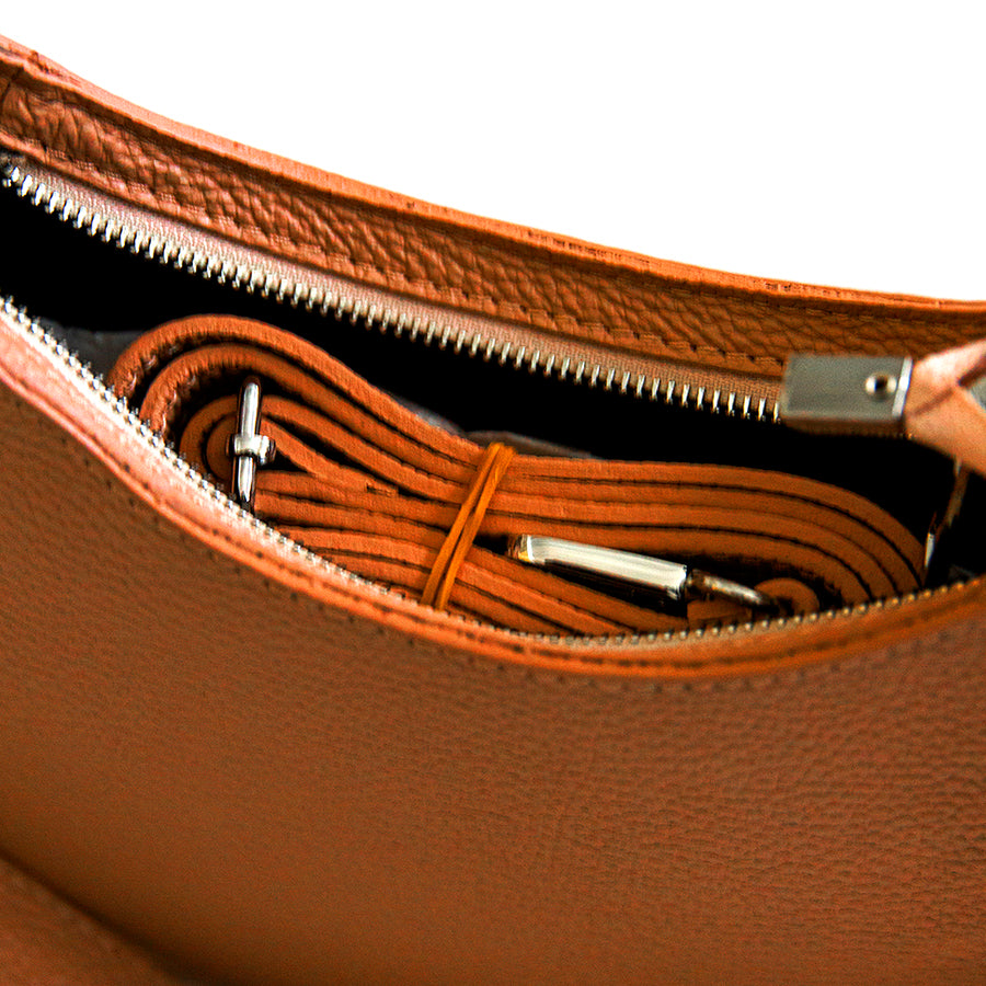 PIMPI - mezzaluna con manico in catena in pelle arancio