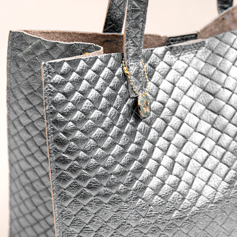 BALI BIG - Laminated leather bag with silver woven print