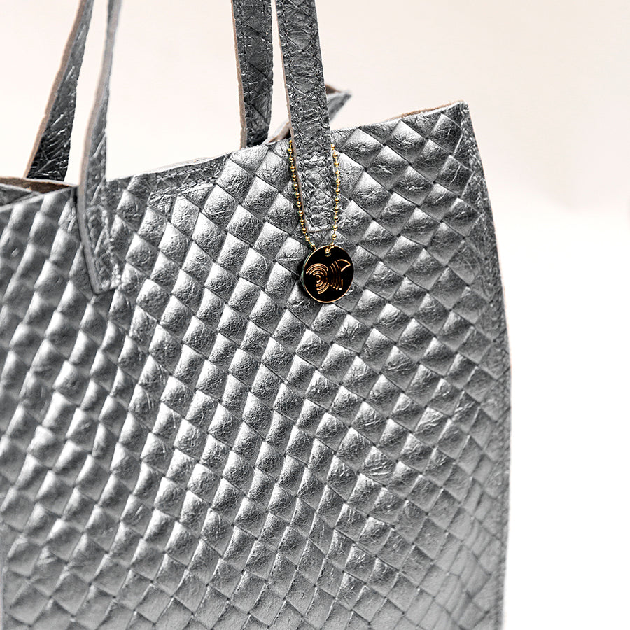 BALI - Borsa in pelle laminata con stampa intrecciata argento