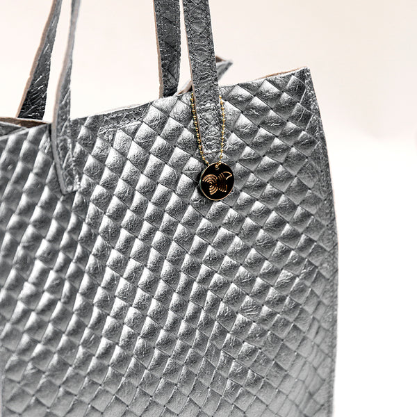 BALI - Borsa in pelle laminata con stampa intrecciata argento