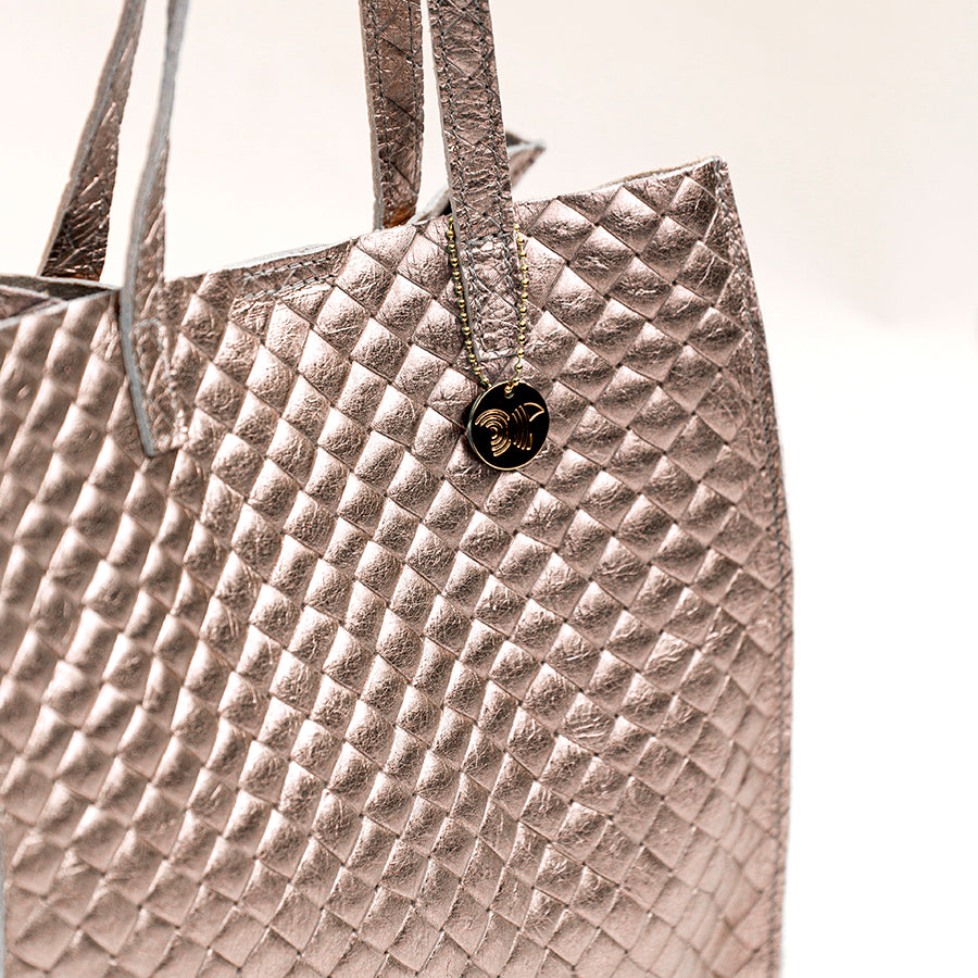 BALI - Borsa in pelle laminata con stampa a intreccio bronzo