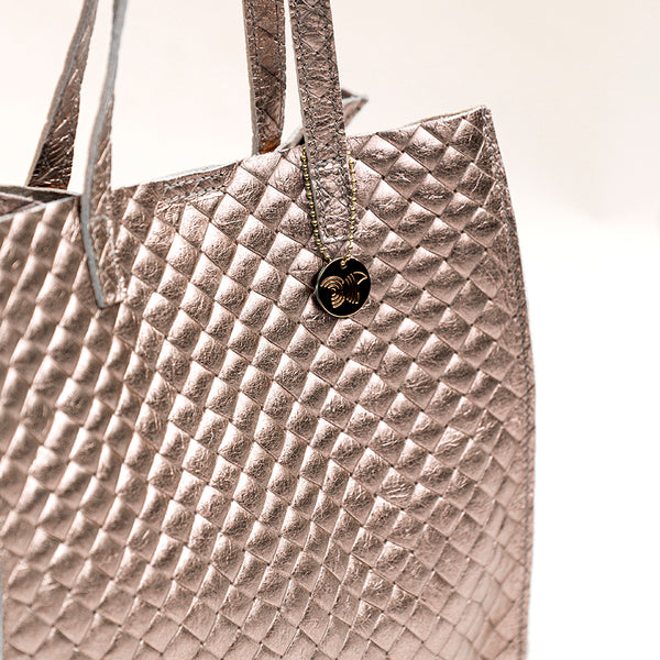 BALI - Borsa in pelle laminata con stampa a intreccio bronzo