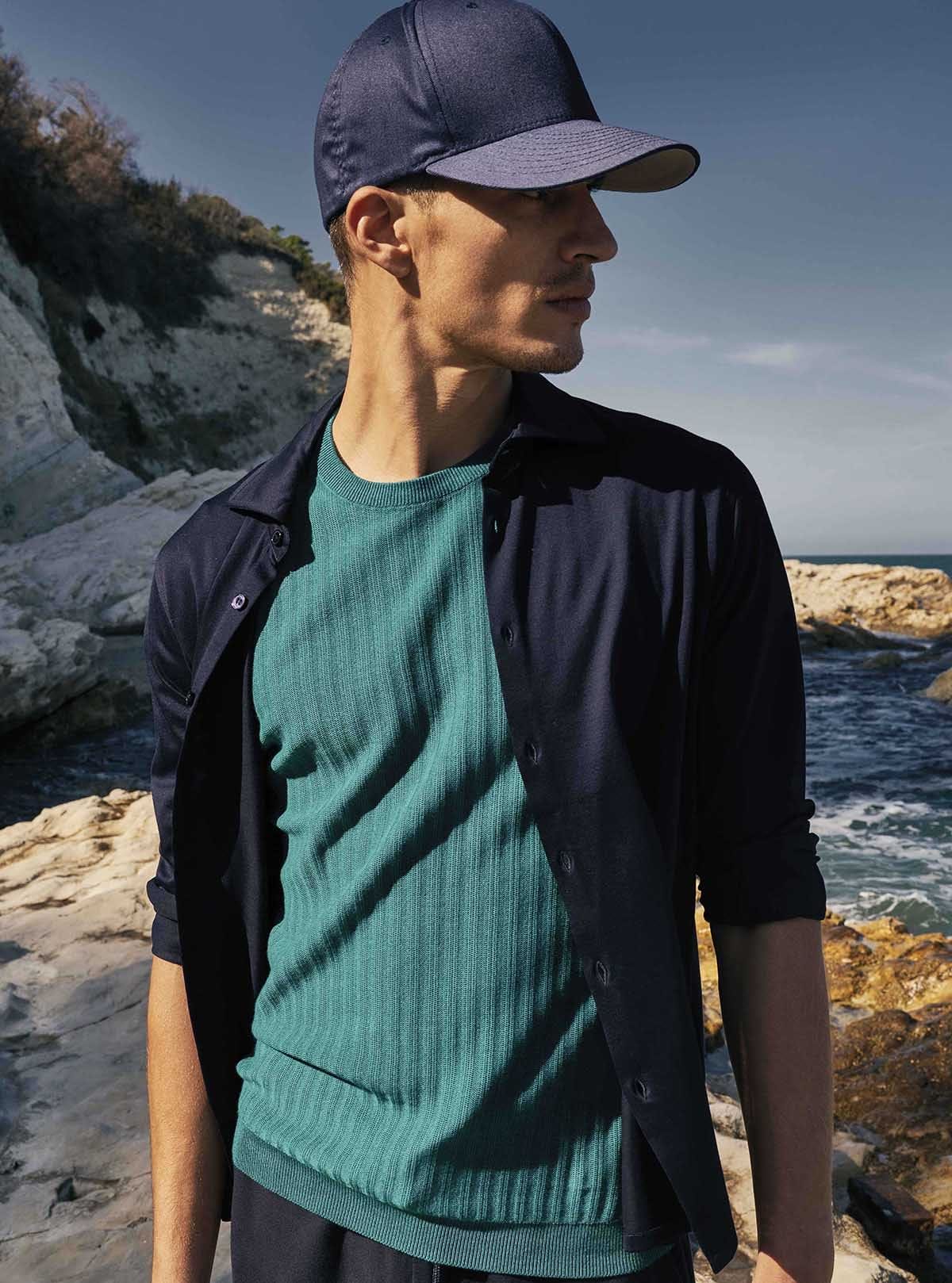 PULOVER S KROGIM OVRATNIKOM IN POL KRATKIMI ROKAVI Z REBRASTIM DIZAJNOM