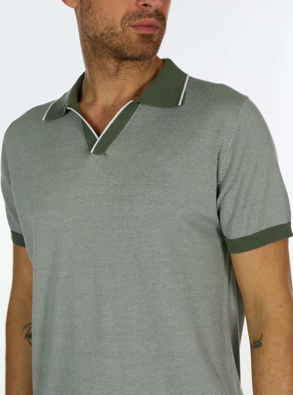 KORTE MOUW POLOSHIRT MET FIJNE STREPEN EN SKIPPER KRAAG