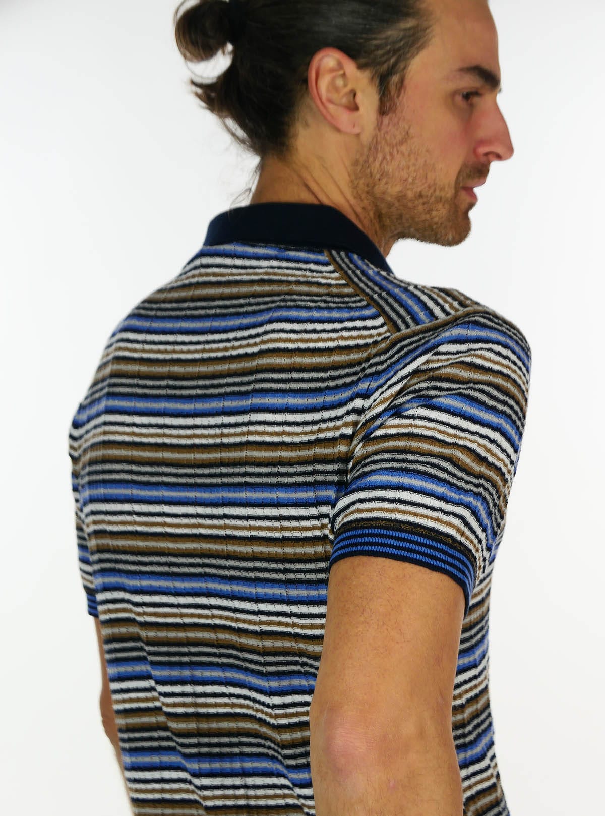 POLO A MANICHE CORTE CON STRISCE MULTICOLORI