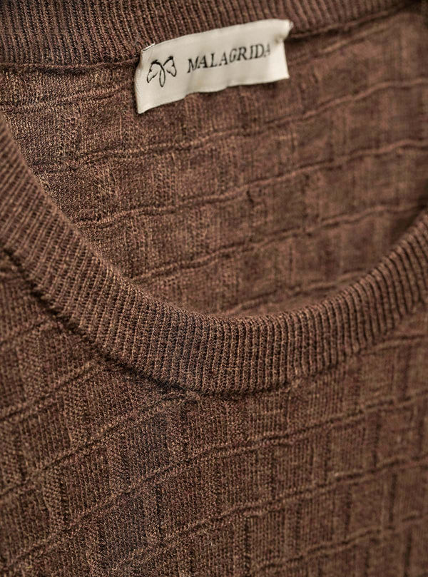 HALF-SLEEVE CREW NECK BRICKWORK DESIGN