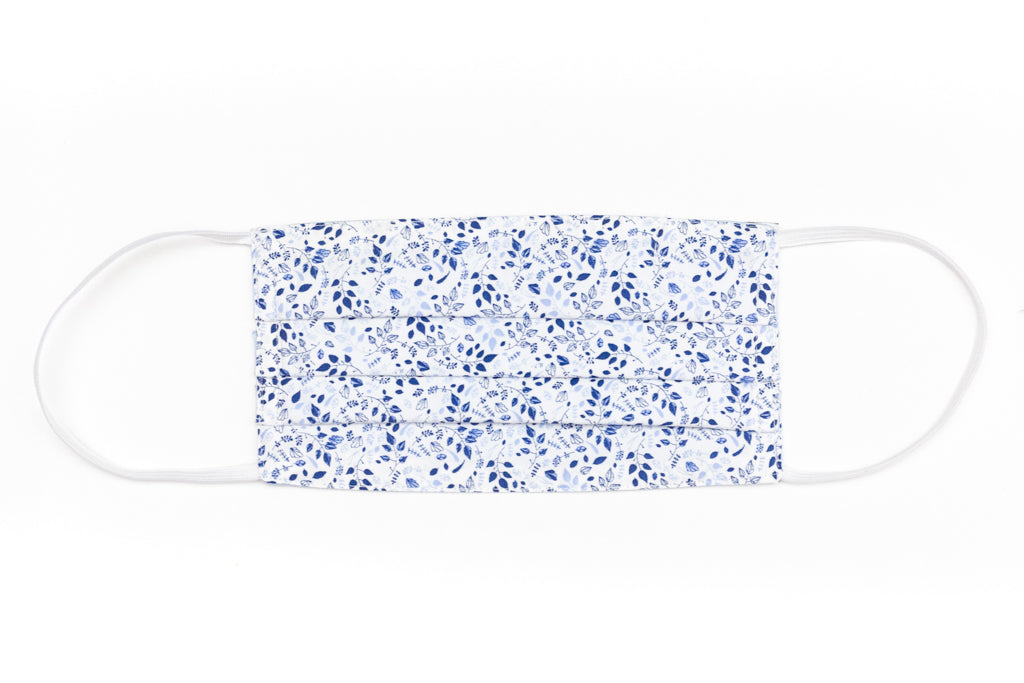 Masque blanc avec des feuilles bleues