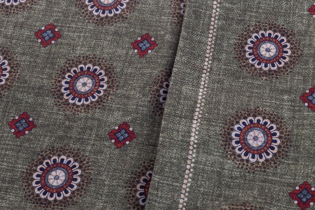 Zeleni in sivi šal iz čiste svile z vzorcem