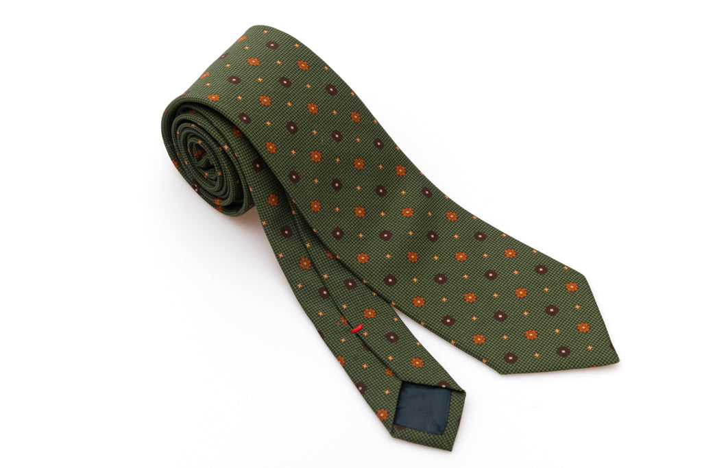Green tie with geometric pattern in pure silk
