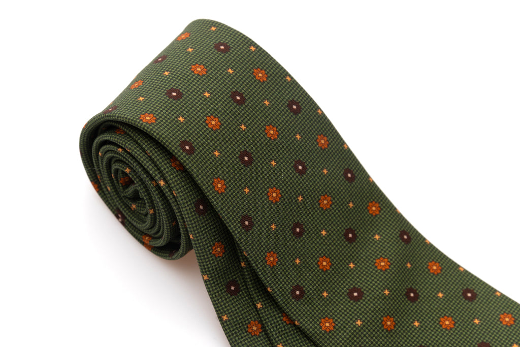 Green tie with geometric pattern in pure silk